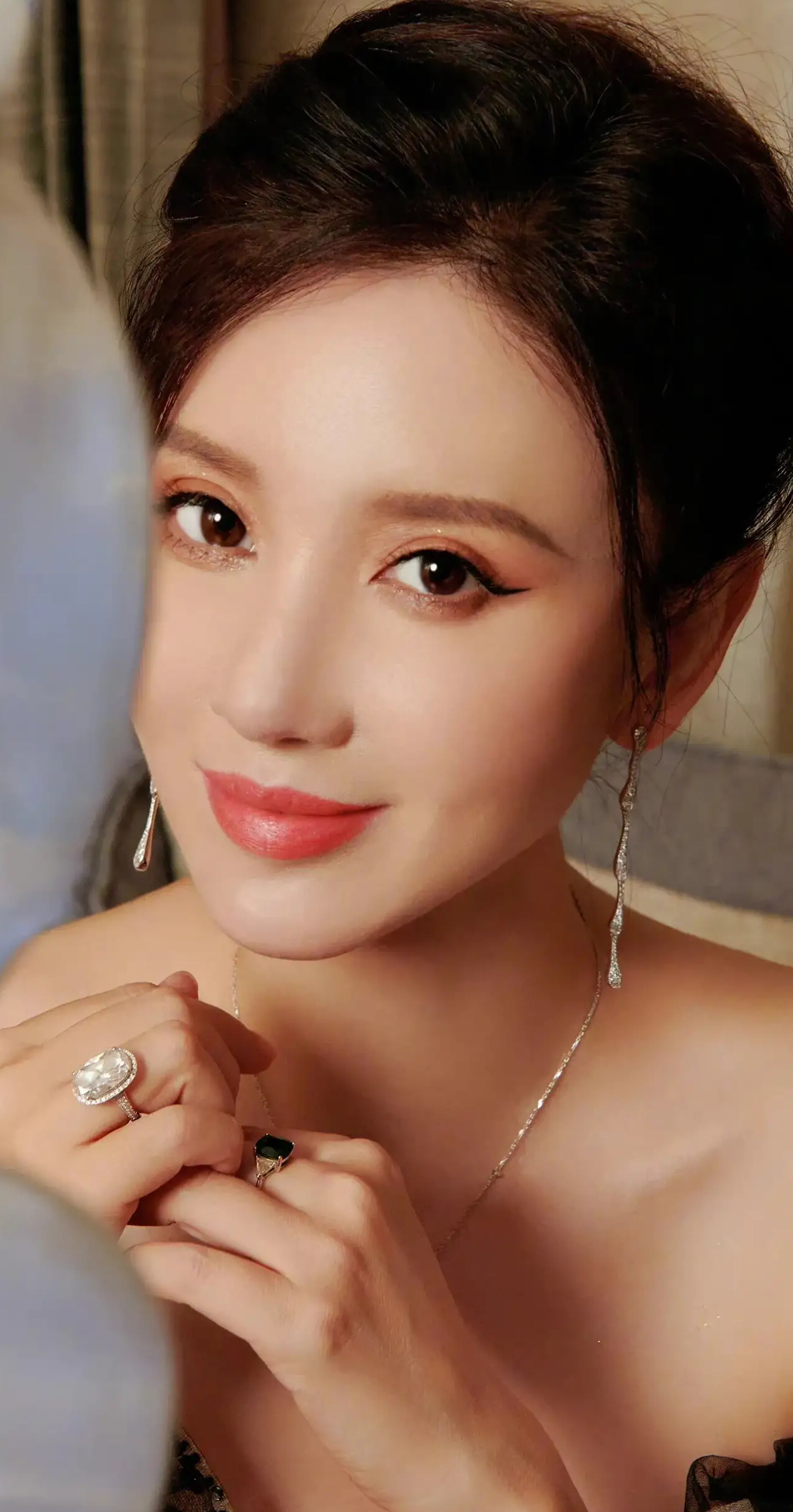 张萌抹胸纱裙的穿搭显得优雅漂亮,性感迷人