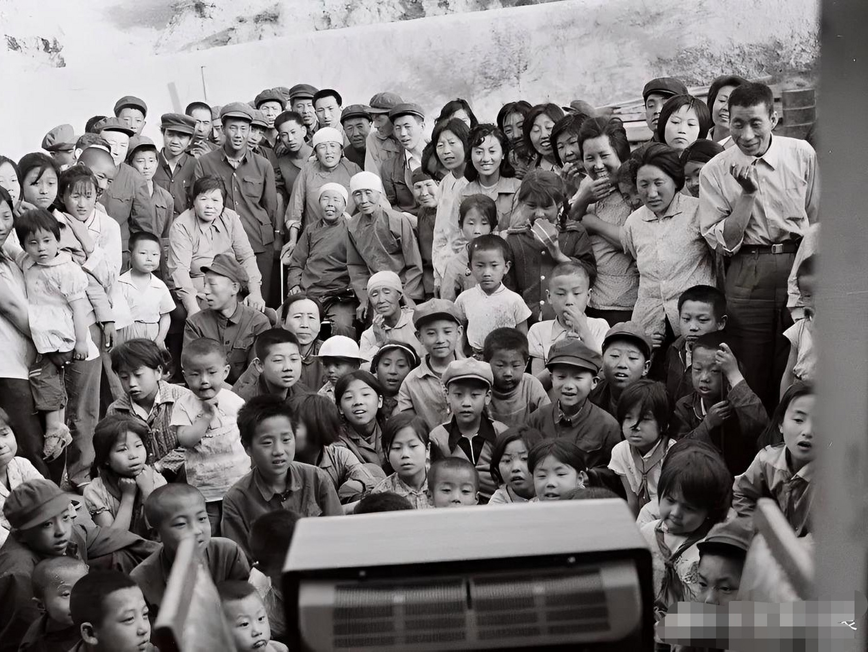 那个年代谁家能有一台电视机,几乎全村的人都喜欢去他家看电视