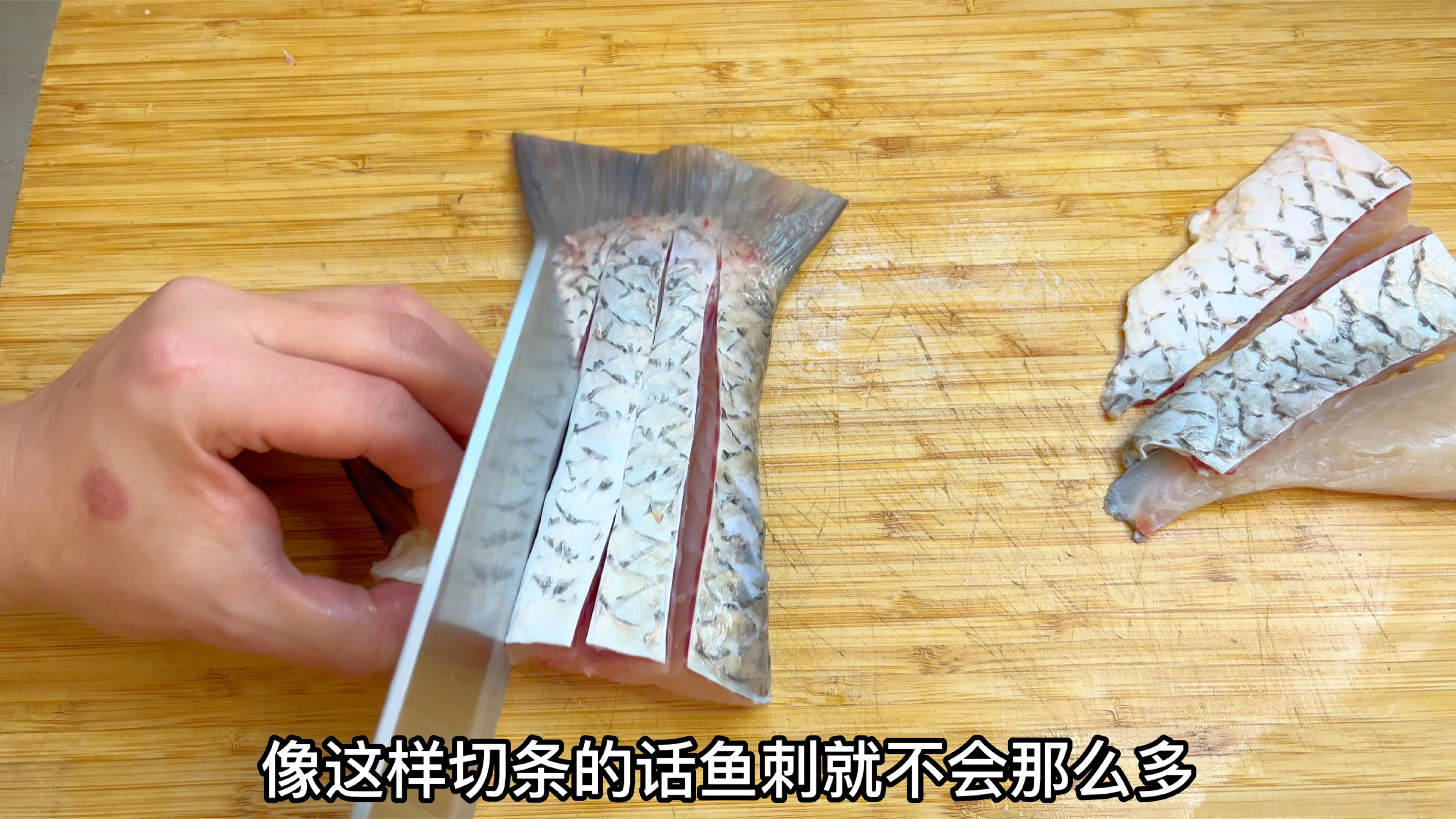 草鱼尾巴肉质滑嫩肥美,大厨教你这样切这样做,鲜嫩入味又不腥