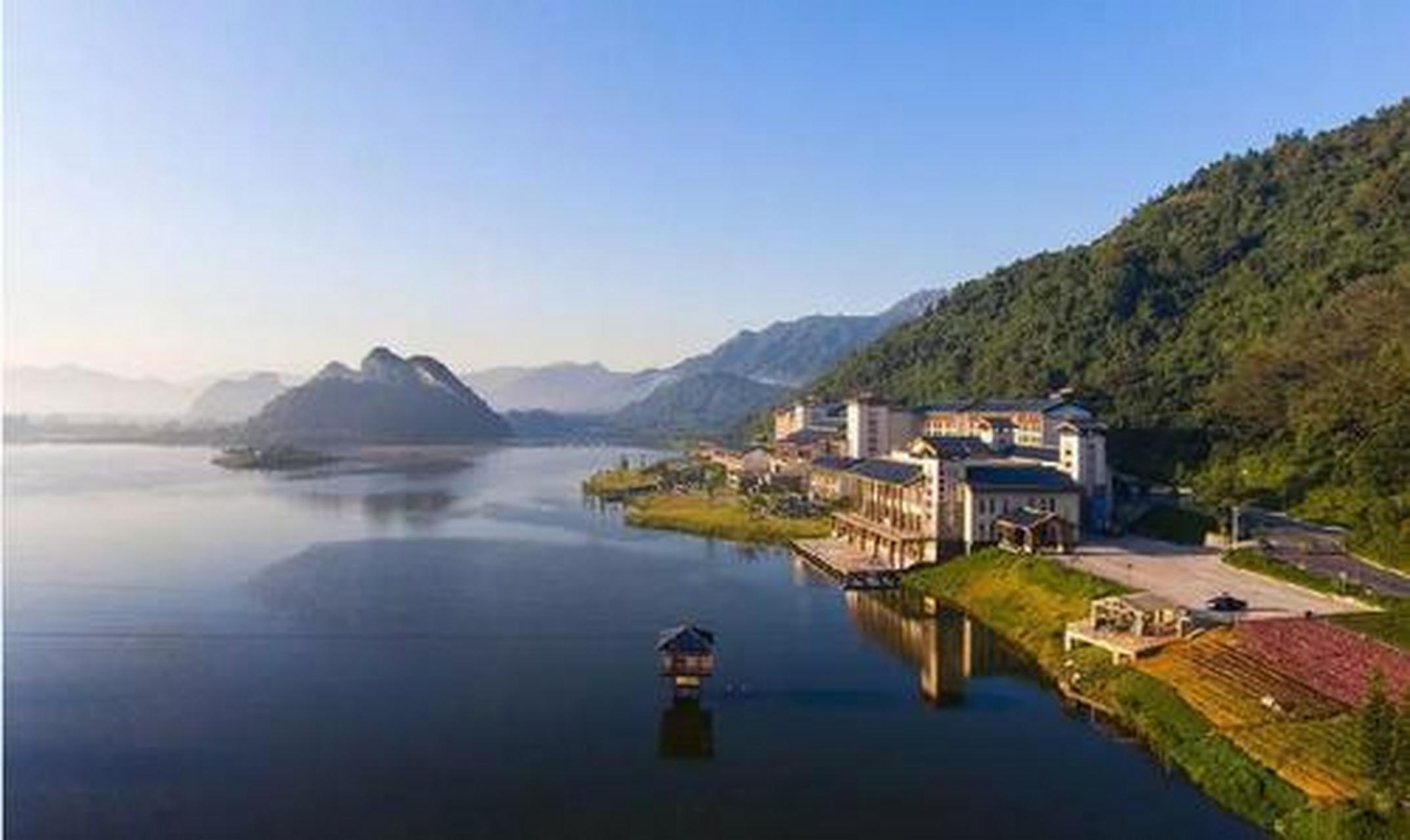 英德栖湖酒店选址直面美丽的浈阳湖,站在酒店大堂即可见水波荡漾之美