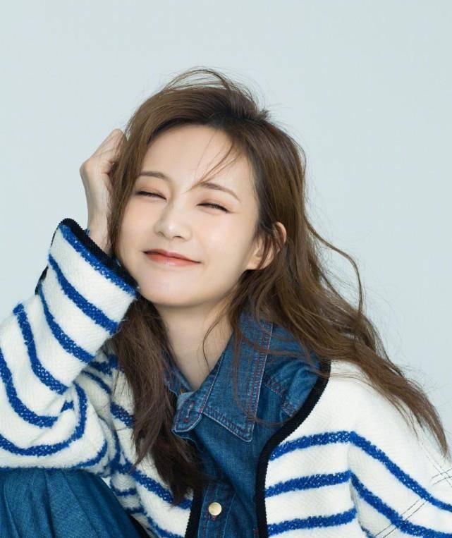 李一桐笑起来真甜,连体牛仔裤搭配海魂针织衫,一整个美到飞起