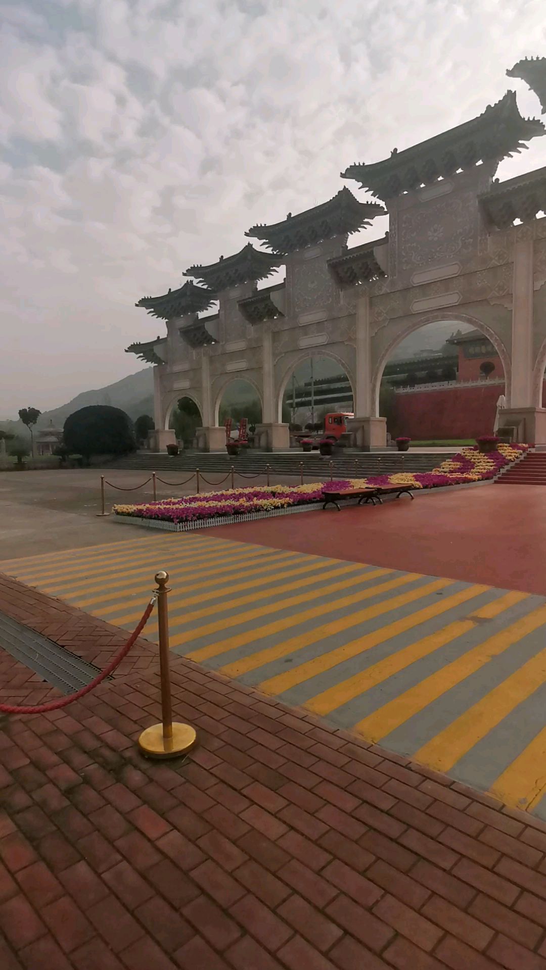 霸陵墓园新区九龙山门(全亚洲最大山门)
