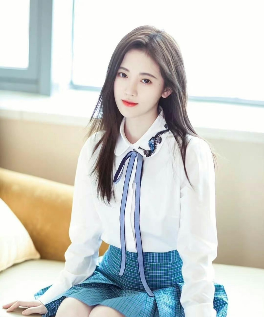 鞠婧t一身"学生装",青春靓丽,元气活力