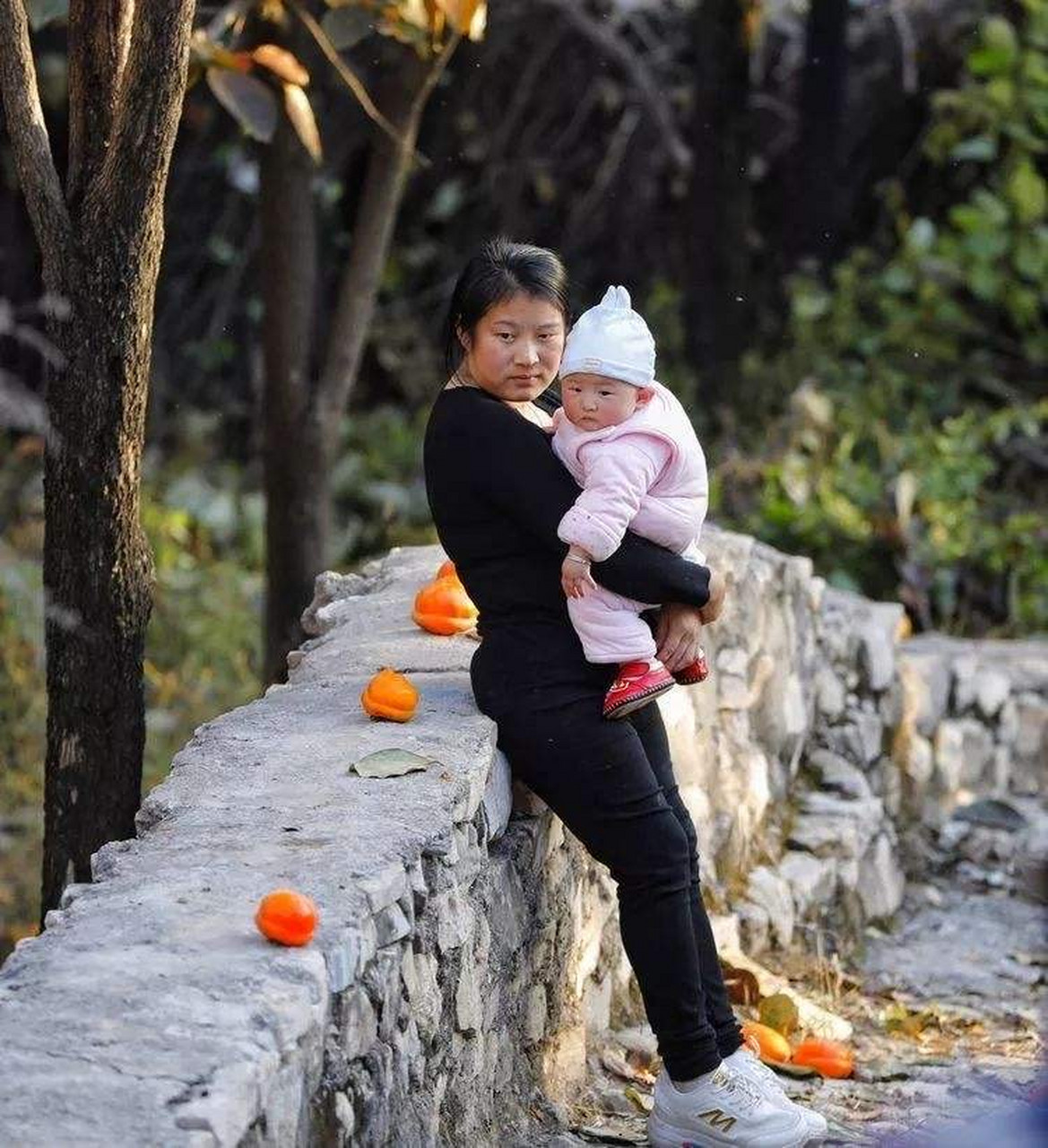 晚上散步,看到一个女人抱着婴儿在默默流泪.