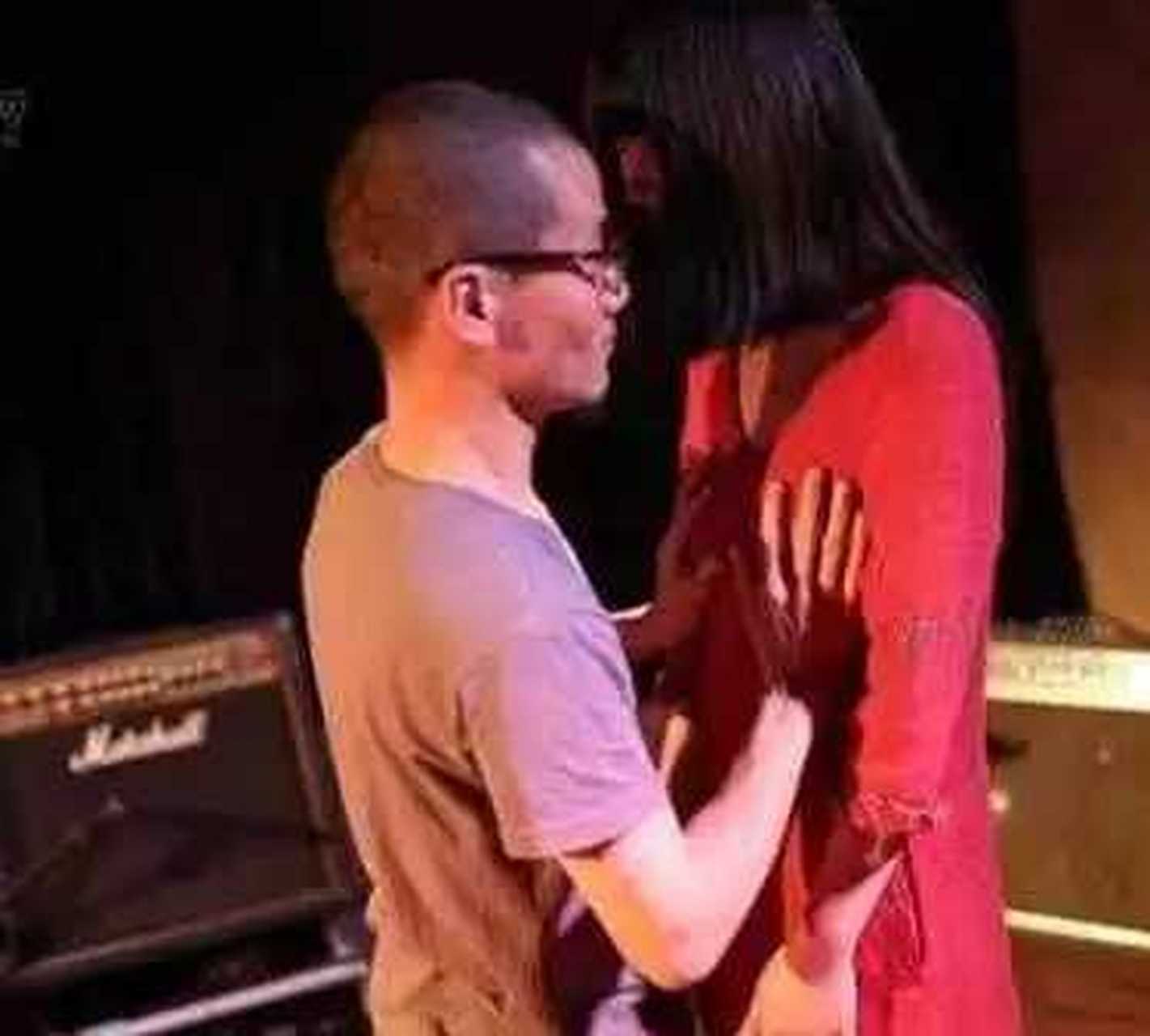 这个叫林侧的女子是音乐人和诗人,"摸胸"行为艺术表演是林侧的第一