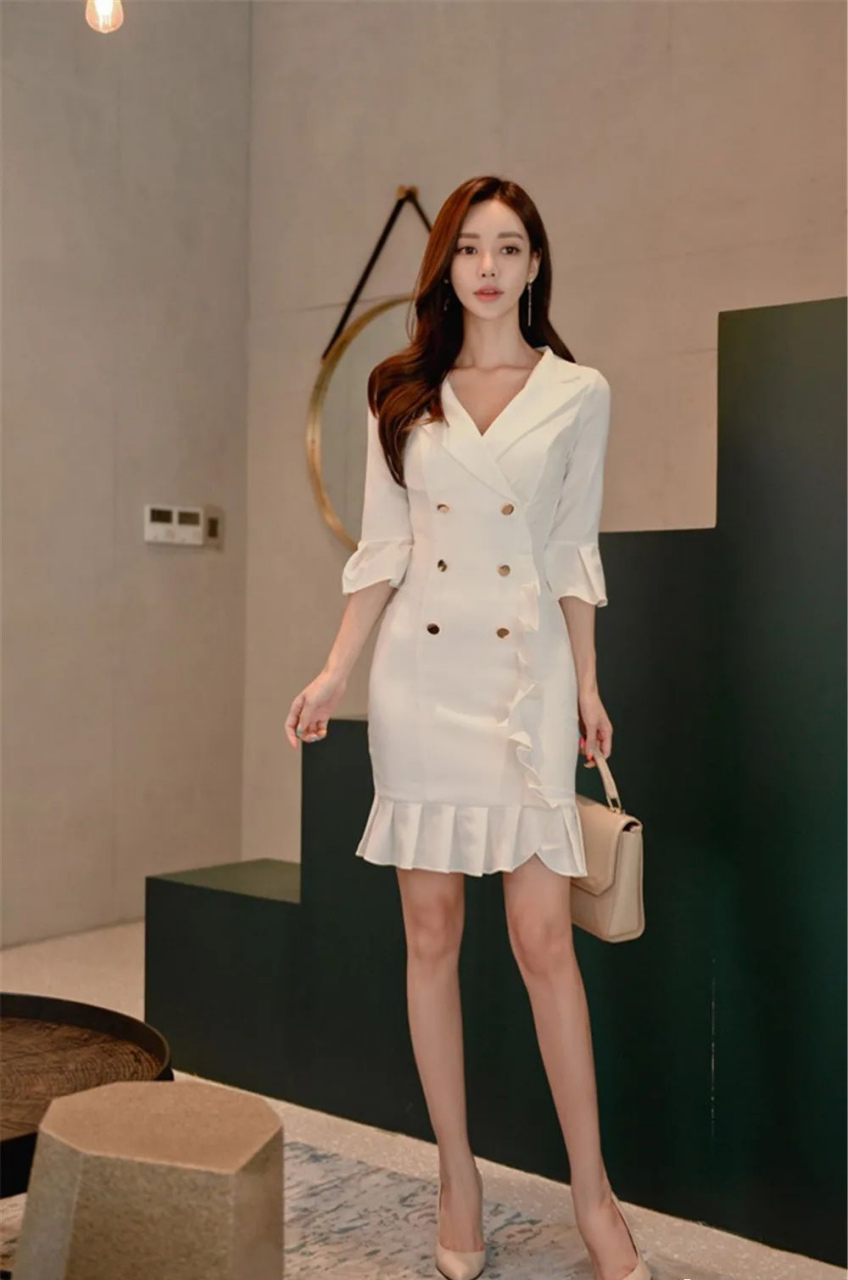 孙允珠,白嫩双排扣连体鱼尾裙穿搭 #日常穿搭# #简单耐看的穿搭# #穿