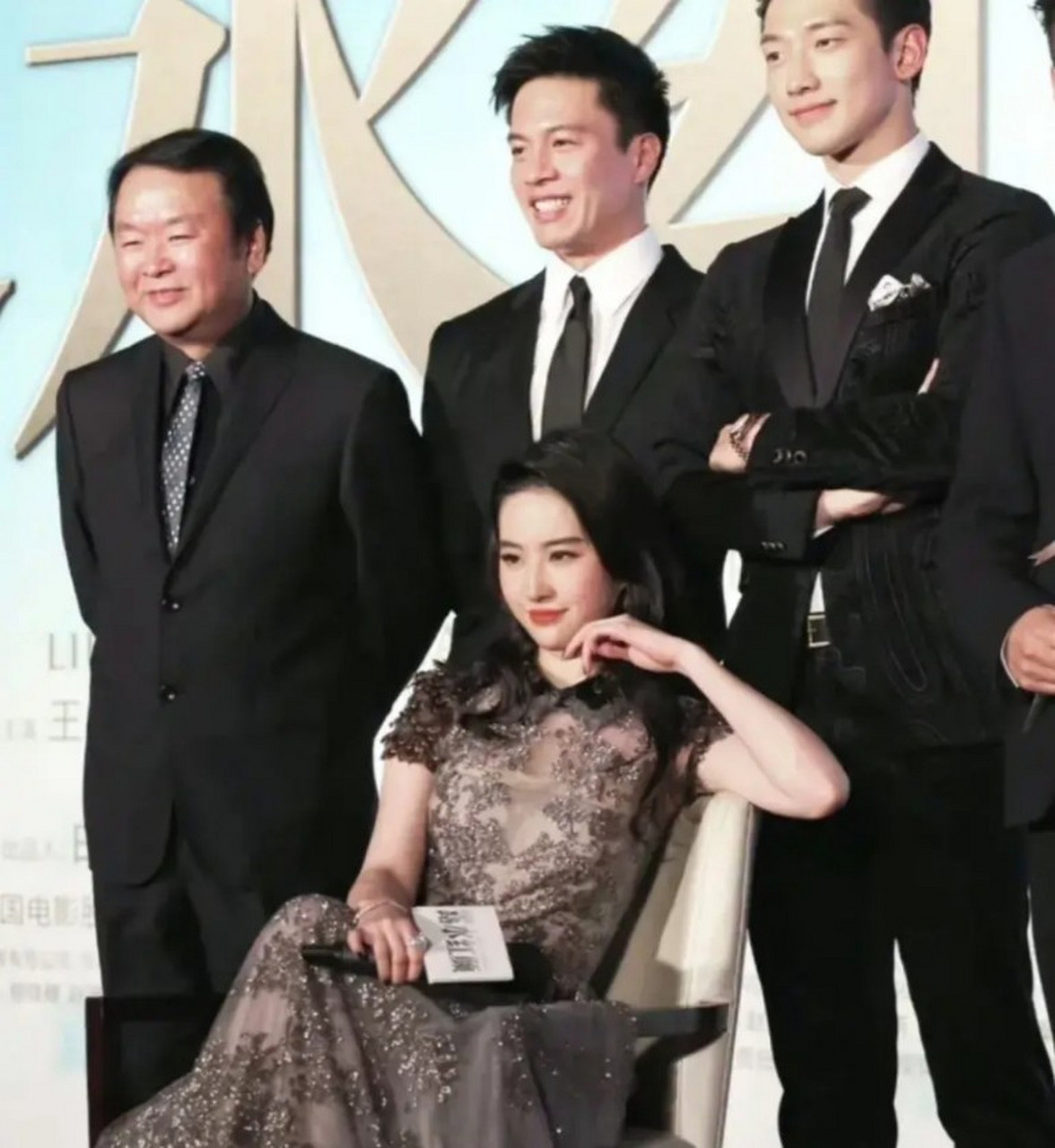 刘亦菲坐在一群男星前面,有一种女大佬感觉,她那会儿就已经像女霸总了