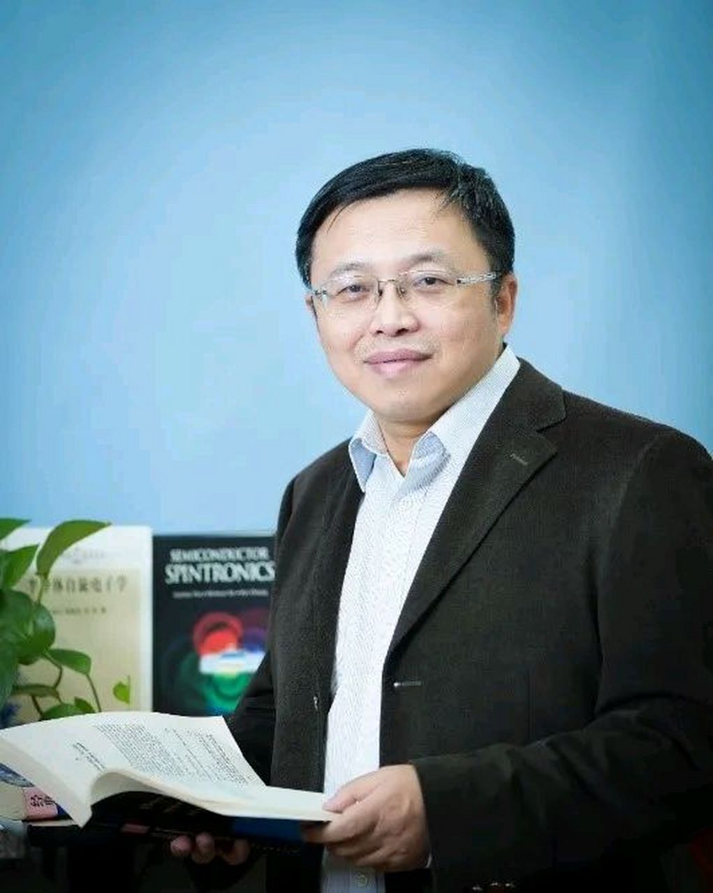 常凯,男,汉族,1964年8月出生于安徽省潜山市,中国科学院院士,博士生