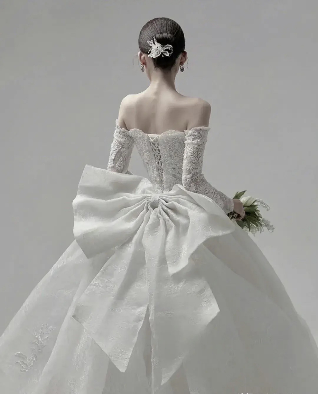 婚纱照发到朋友圈被亲戚说了,心里挺不是滋味的[悲伤]