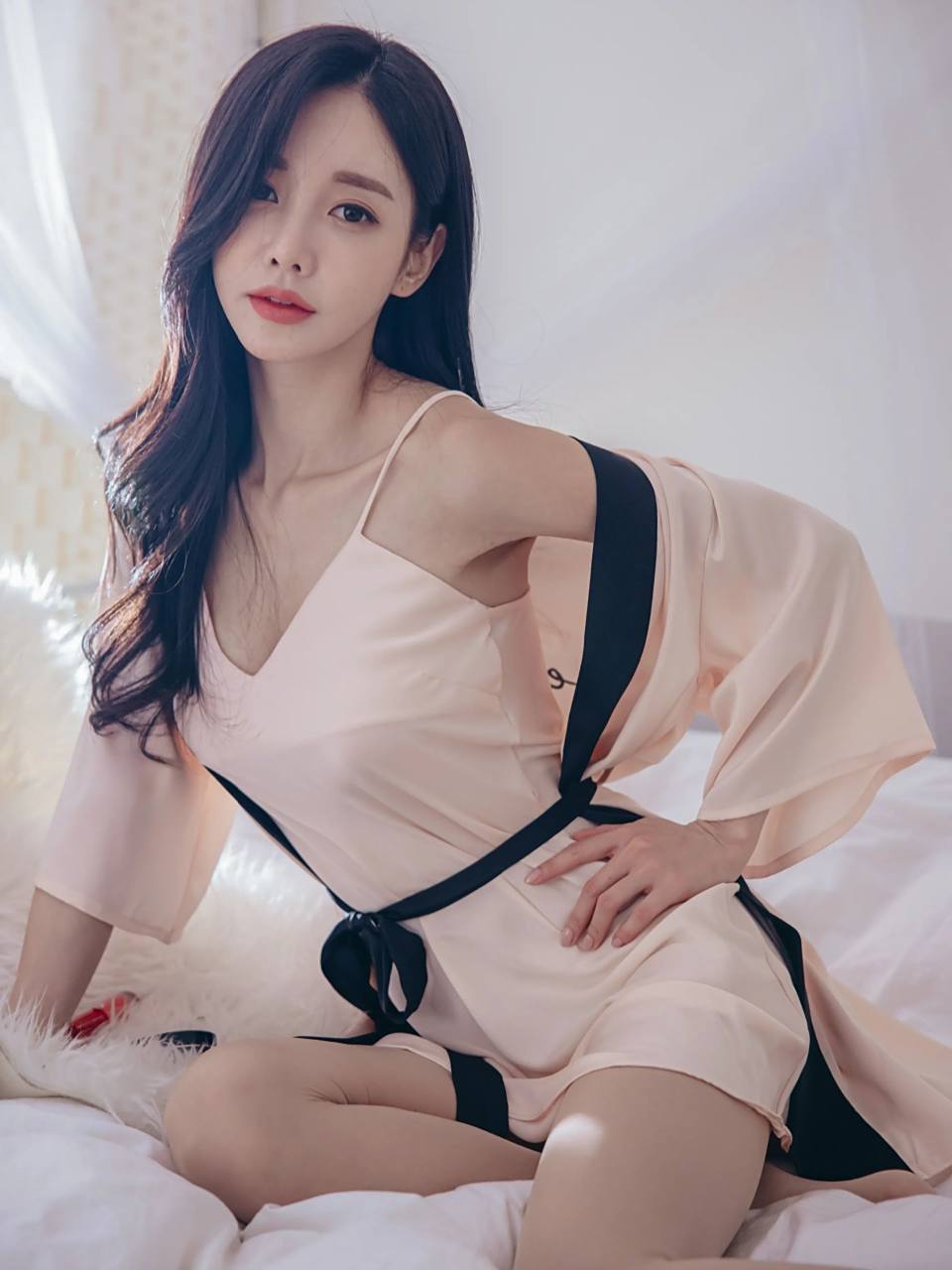 孙允珠性感冰丝睡衣美照