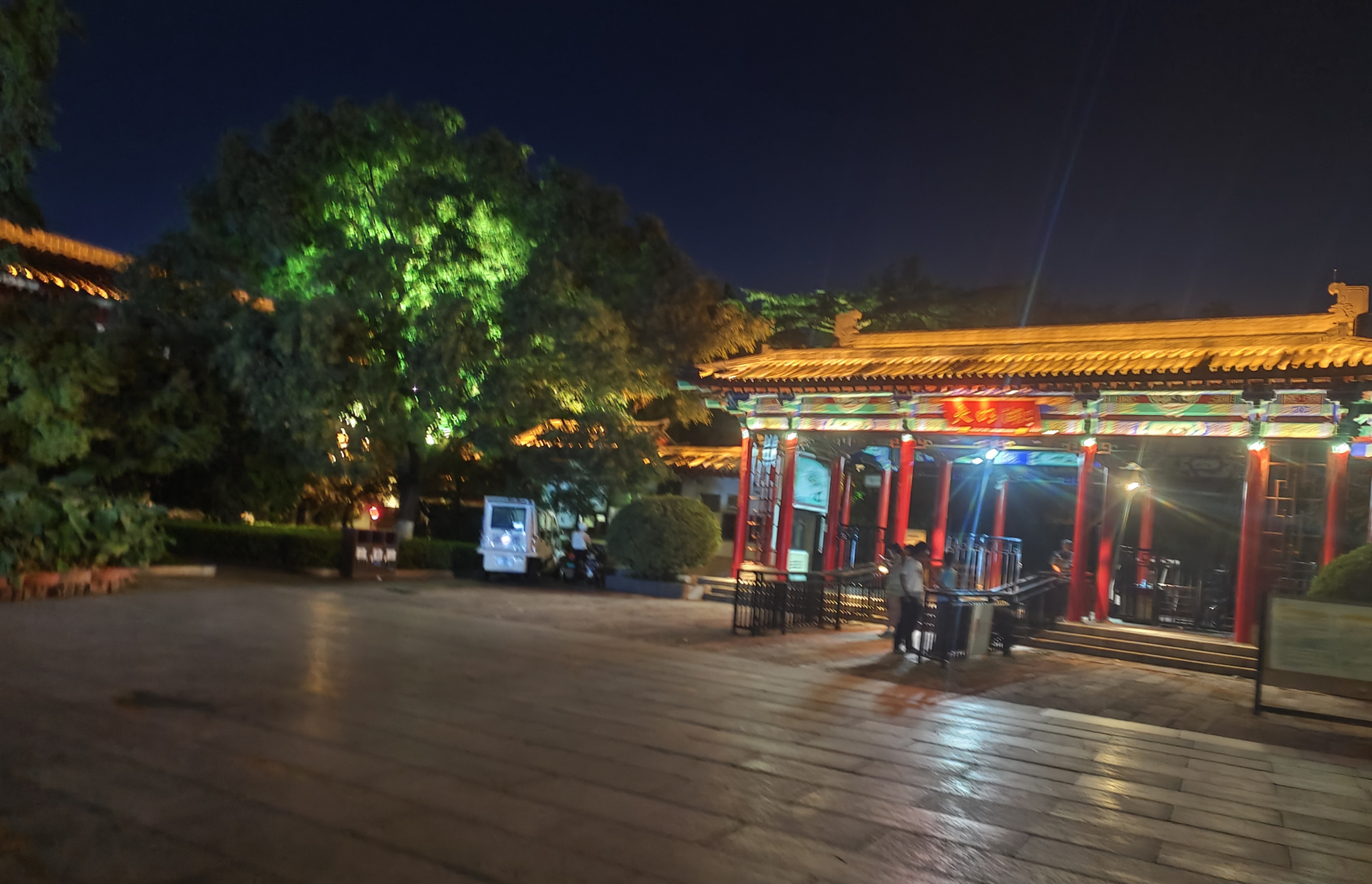 大明湖的夜晚,也安静了许多.