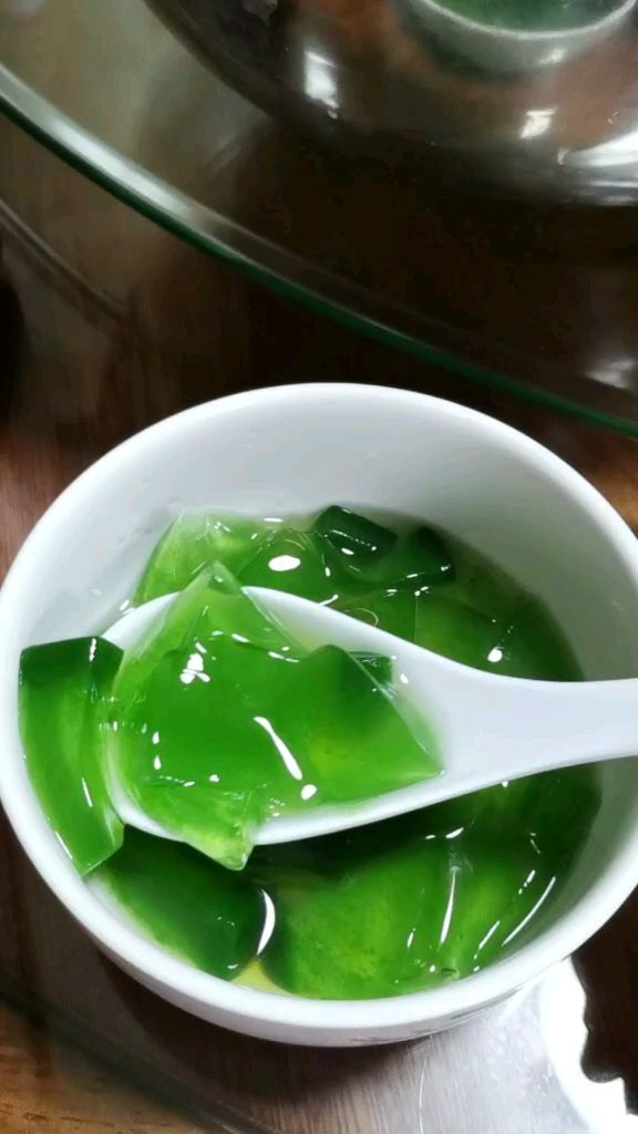 夏日炎炎,来一碗翡翠绿的冰冻艾草凉粉～爽