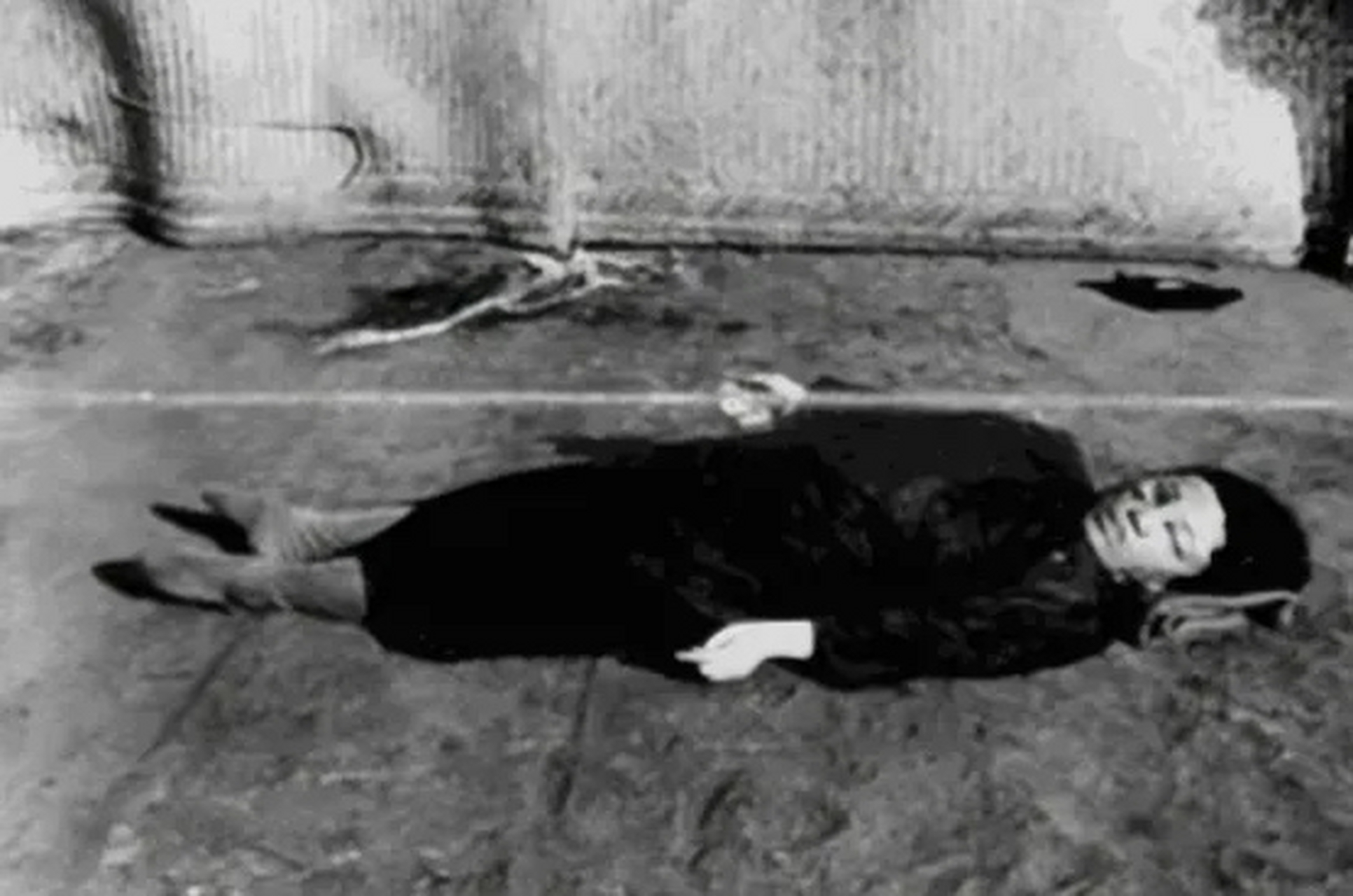 1925年,沈阳郊外,韩淑秀被枪决后,一张罕见的遗容,镜头中的她躺在地上