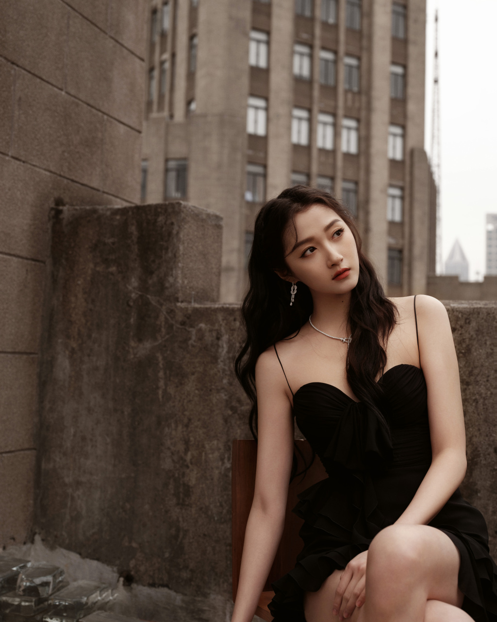 关晓彤薄纱小黑裙写真,灵动优雅,娇俏可人!#你最喜欢的明星是谁