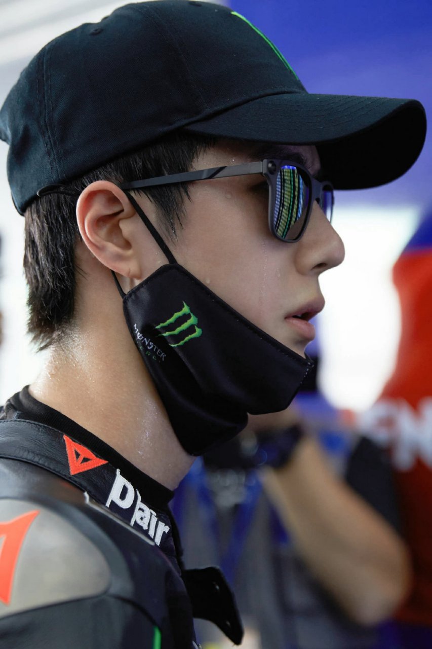 王一博外网更新赛车图,我只想说:会玩儿赛车的男生好帅啊!