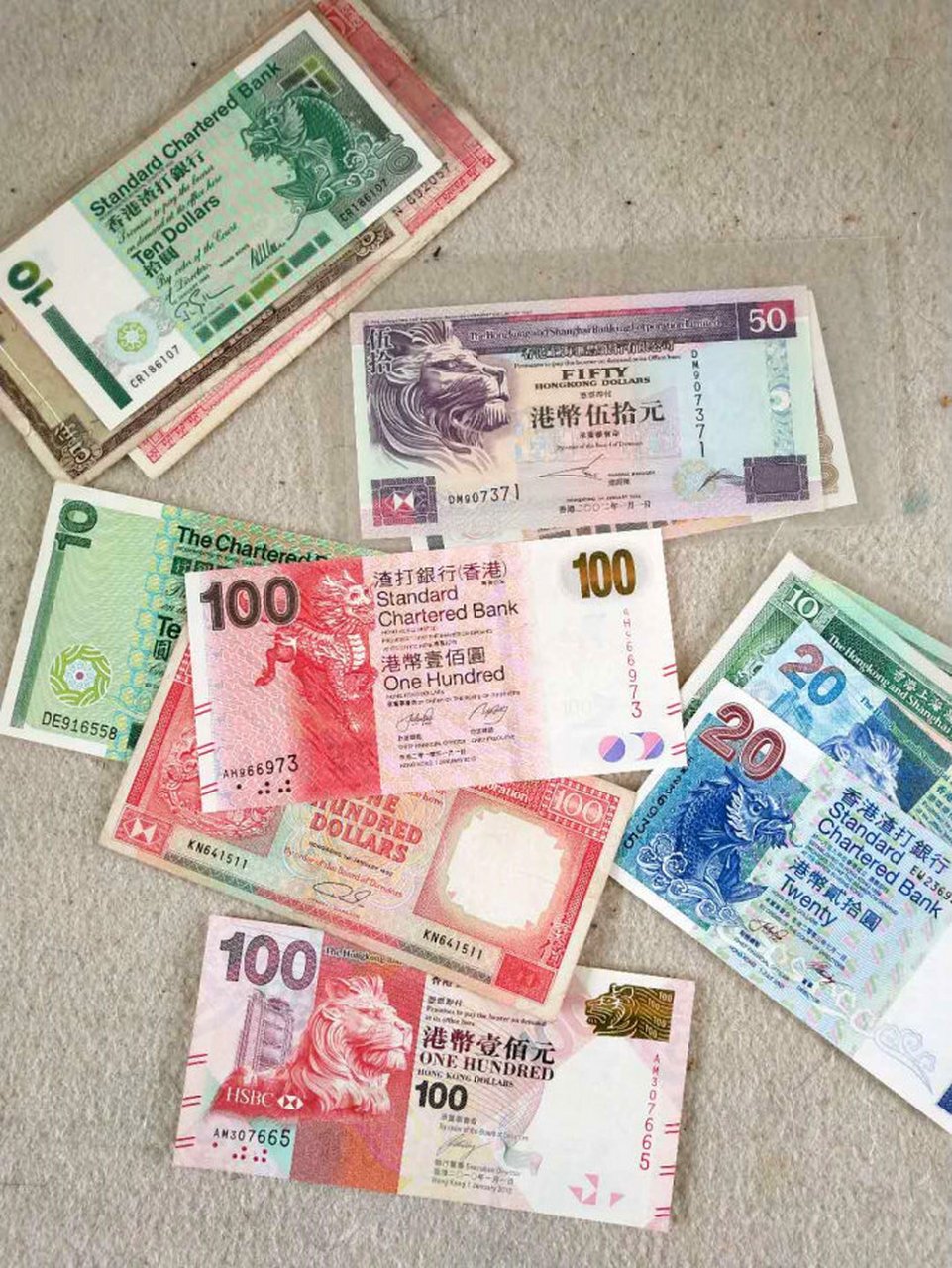 港币通过联系汇率制,本质上是跟美元绑定的.本质上港币就是美元.