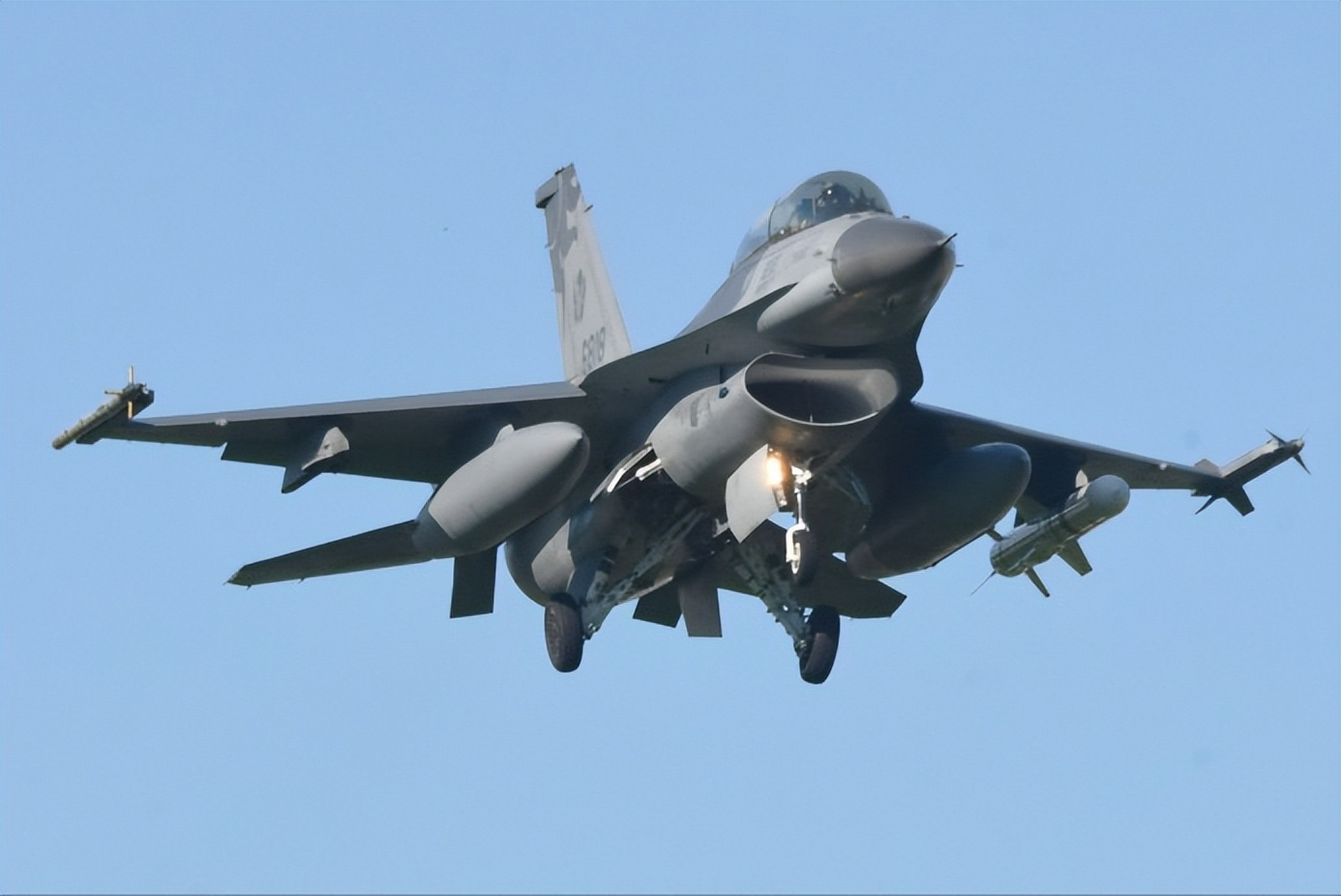 f-16v战斗机～这算不算是次顶配