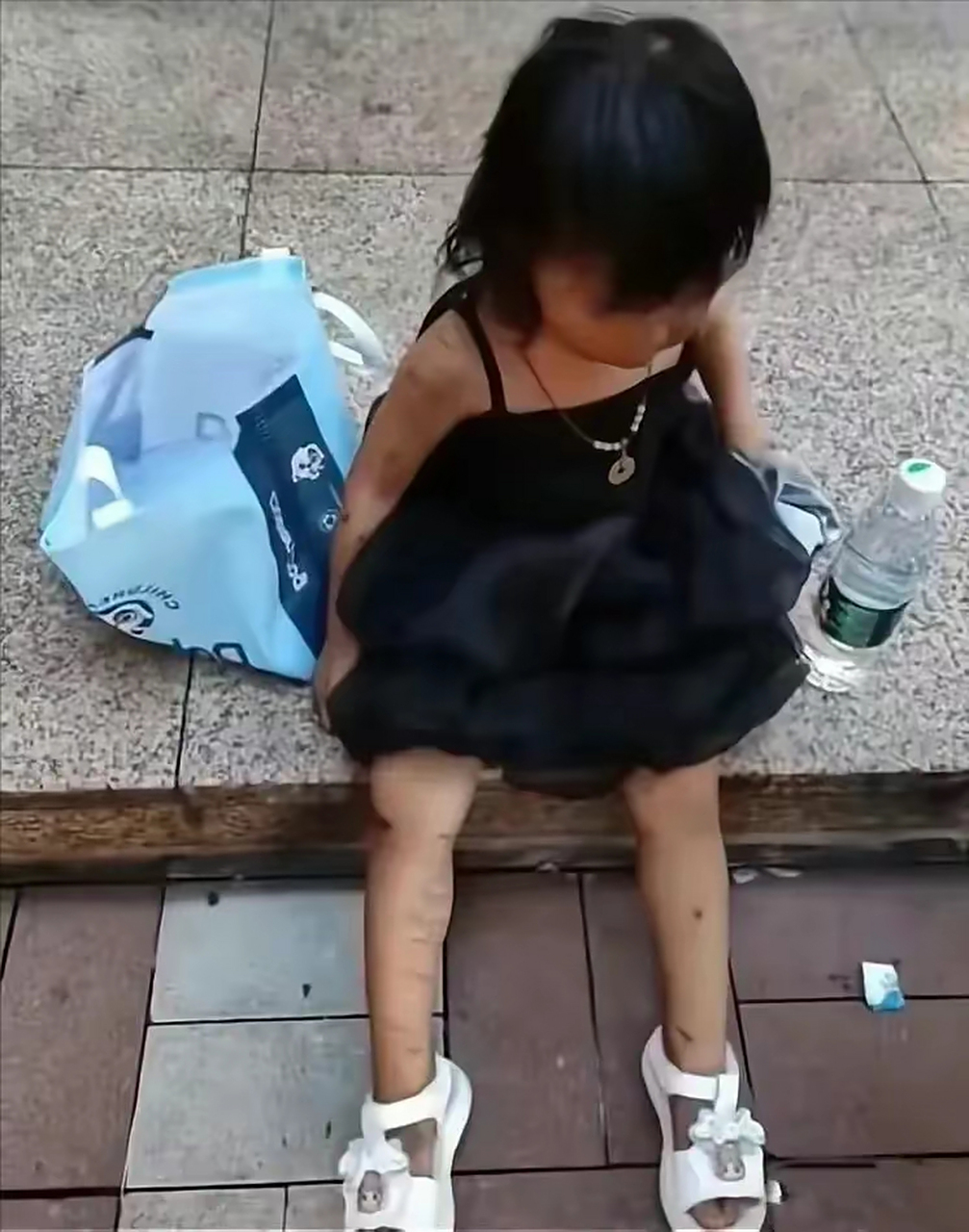 近日,广东佛山一则2岁小女孩被父亲抛弃的事件引起了社会广泛关注.