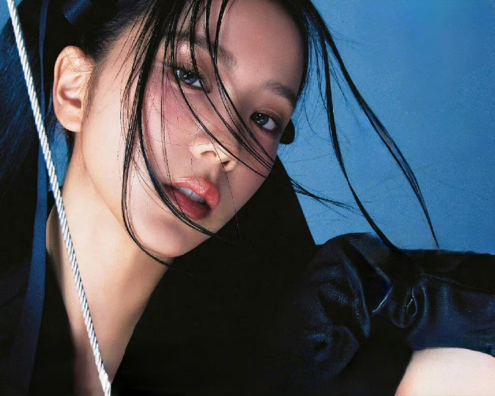 jisoo金智秀 x 《elle korea》8月刊封面,夏日微醺妆,黑色美甲cool