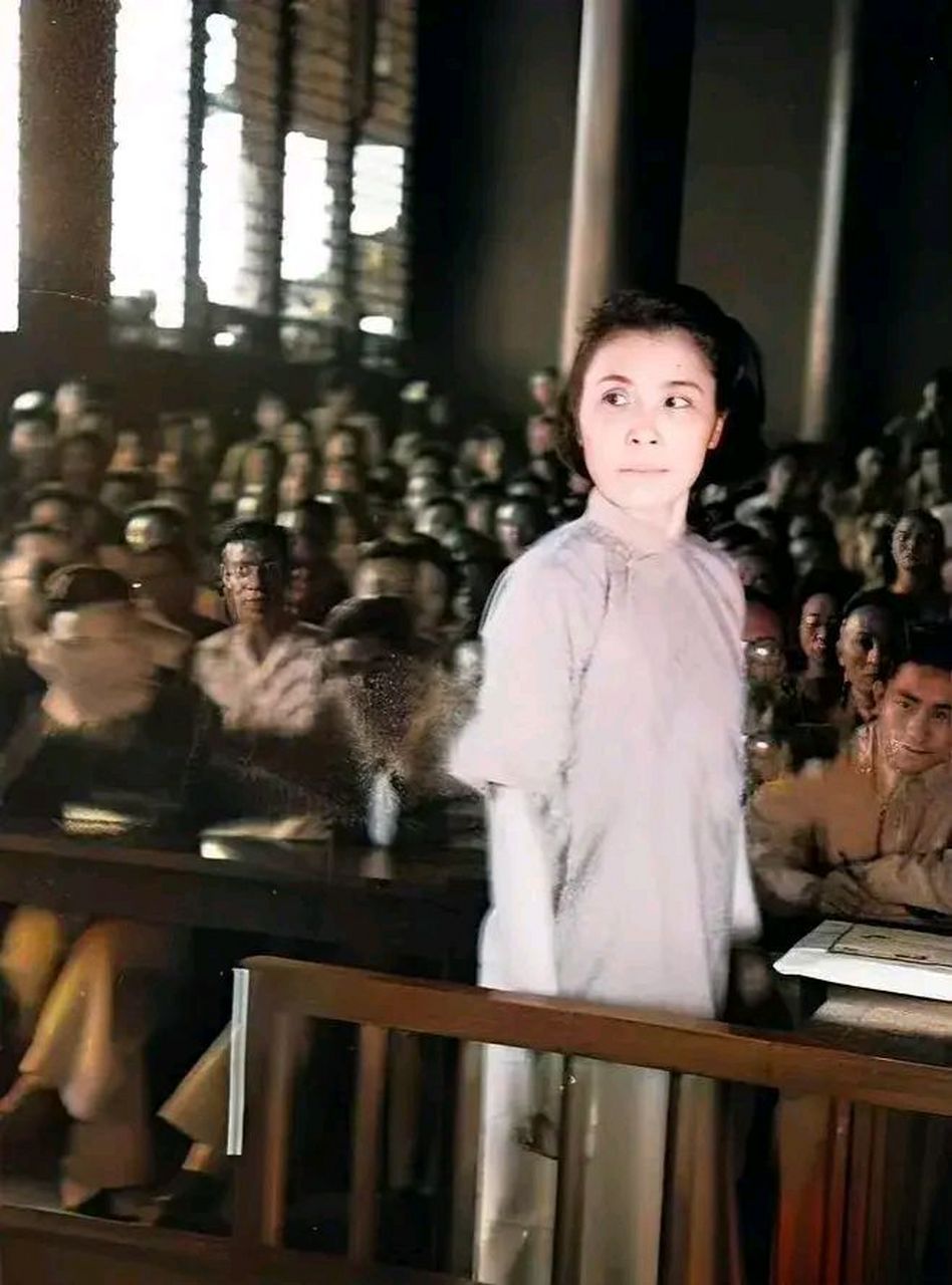1946年,女汉奸莫国康,正在法庭上接受审判,照片中的她身穿旗袍,看长相