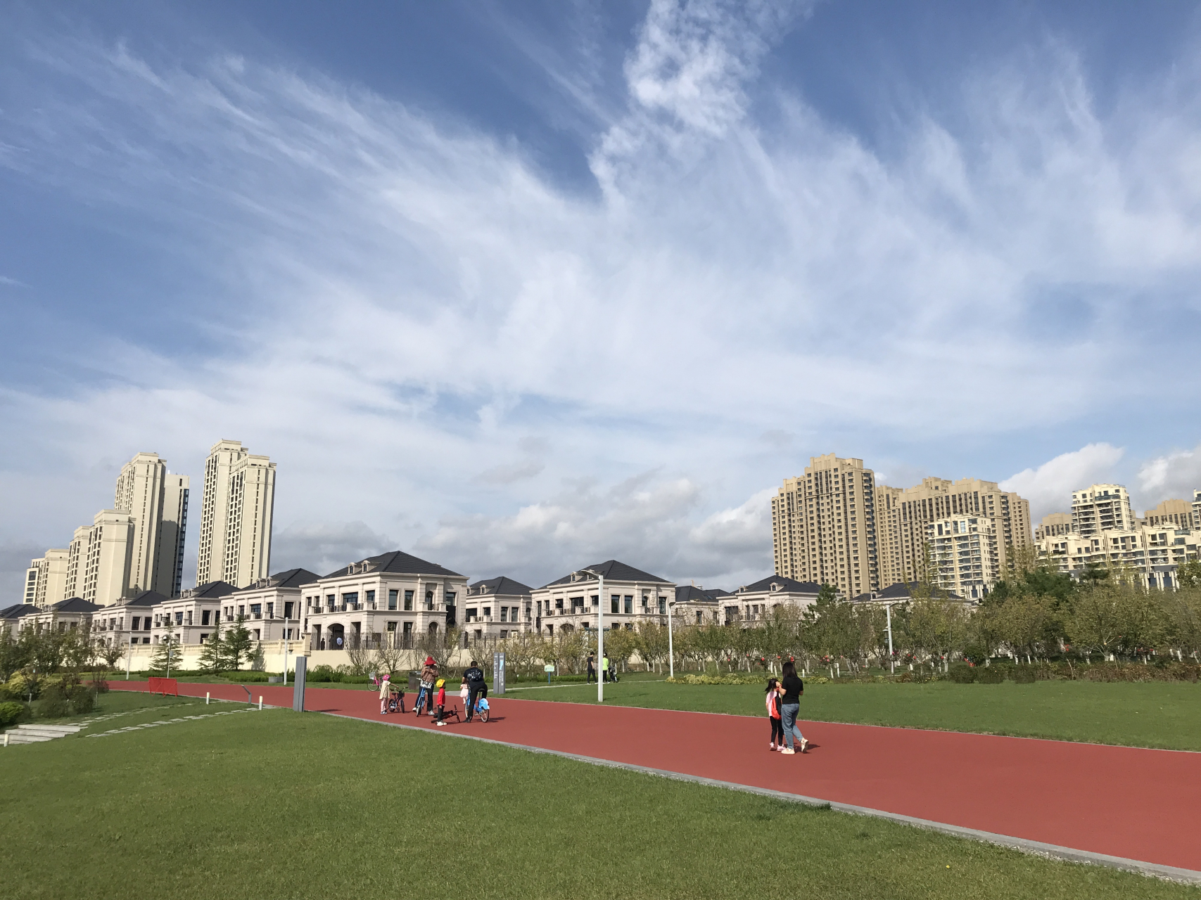 华发樱花湖,大概就是荣成楼盘的天花板了  品牌和品质在那,地段位置也