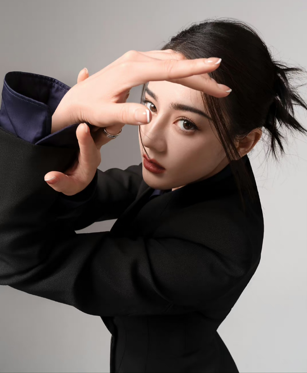 主要讲述女警邓妍为了查找缉毒警男友死亡真相,一心想要进入禁毒支队