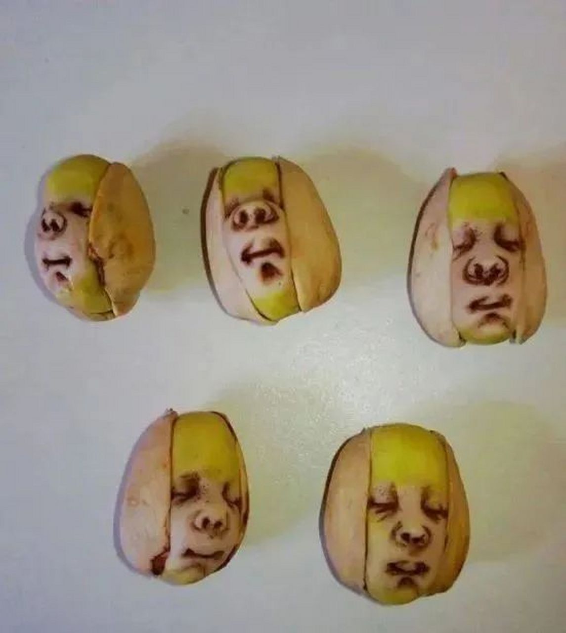 开心果画上表情后,秒变人生果