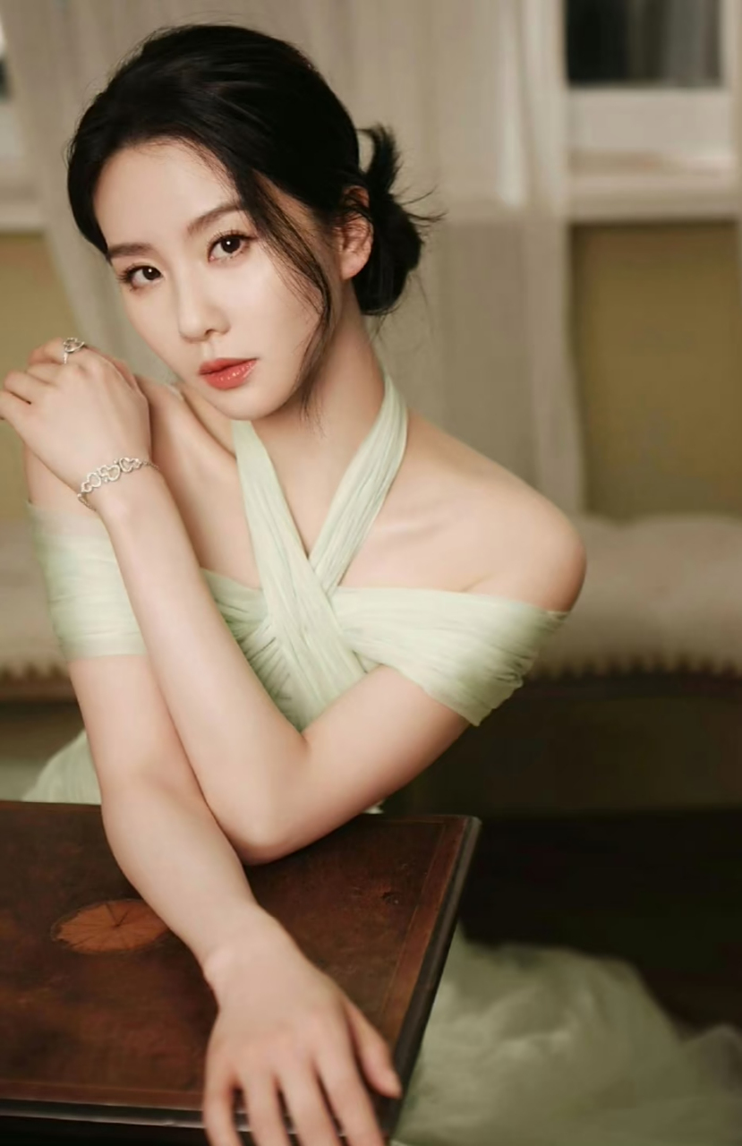 刘诗诗气质好温柔,性感挂脖裙也穿出"清新脱俗感",一般人做不到