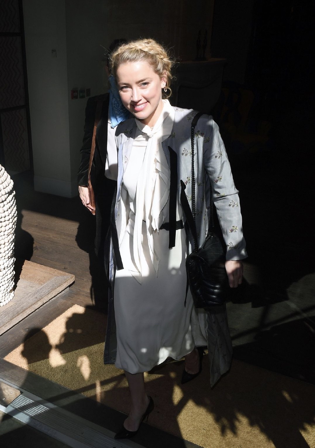艾梅柏·希尔德(amber heard)抵达伦敦最新图及脸部受伤照