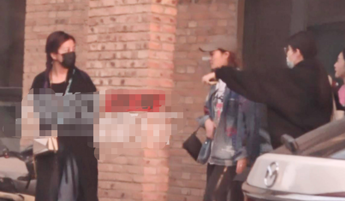 45岁赵薇烟瘾太大?室内吸烟姿势老练不避嫌,扎双马尾嫩成少女