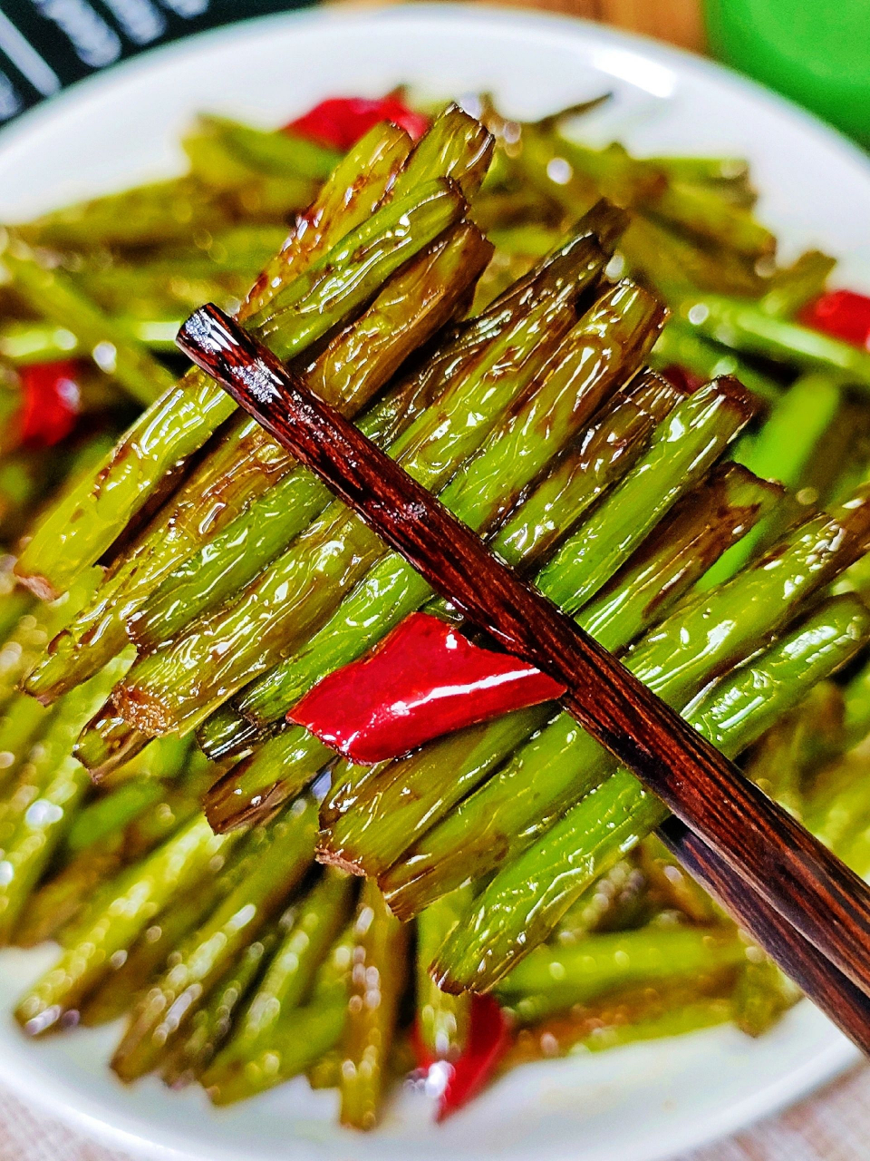想告诉全世界这个巨巨巨好吃,快手家常菜干煸蒜苔,做法超简单,煸炒得