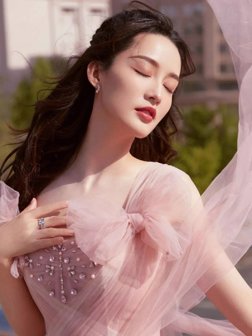 李沁街头和张艺兴甜蜜牵手,疑是恋情曝光?