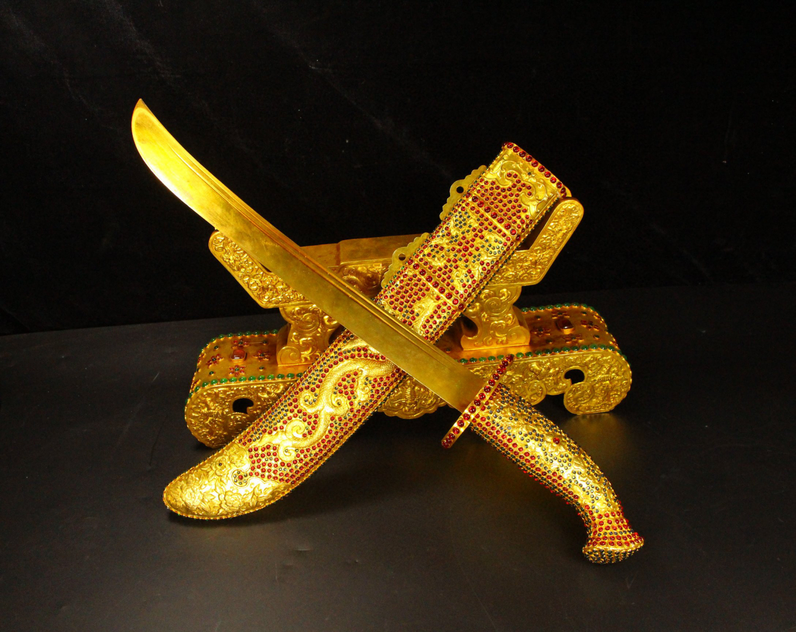 旧藏精品铜鎏金满镶宝石纯手工打造宝刀一套 总高32厘米   刀长68.