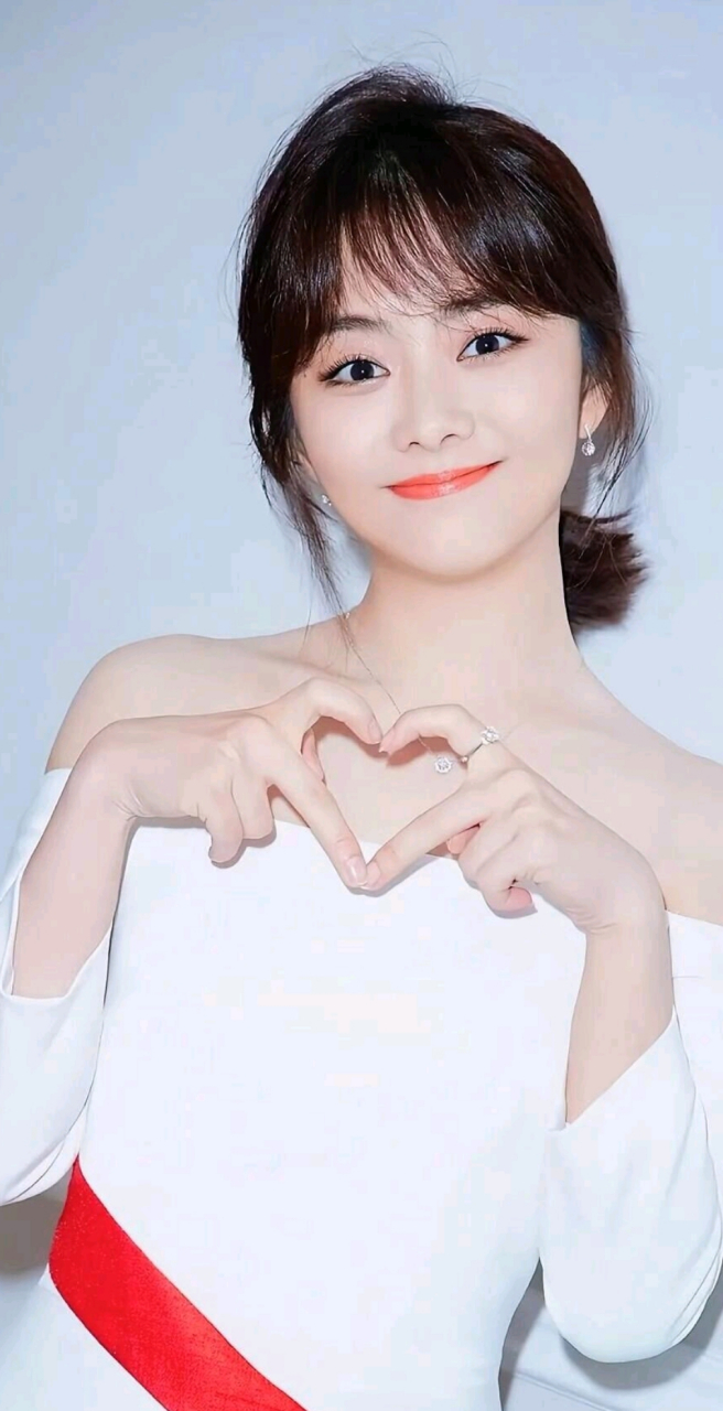 谭松韵,中国内地影视女演员,长相甜美,气质优雅,拥有一张可爱的娃娃脸