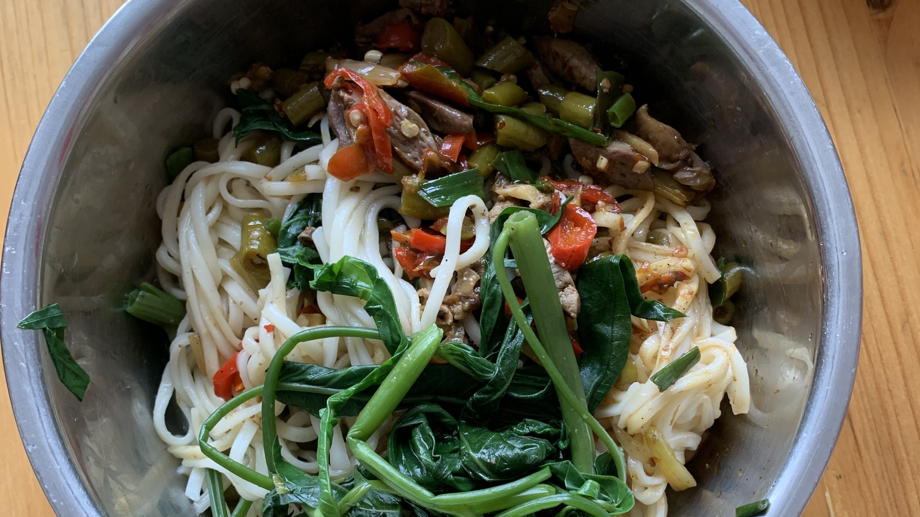 小孩夸我厨艺有进步,家庭版的重庆鸡杂面,好吃又美味