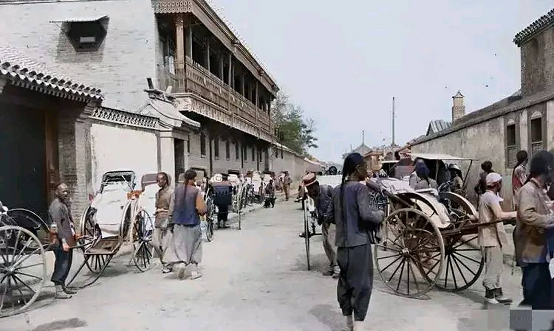 晚清老照片:1912年,老北京金鱼胡同,胡同的道路两侧,停满了黄包车.