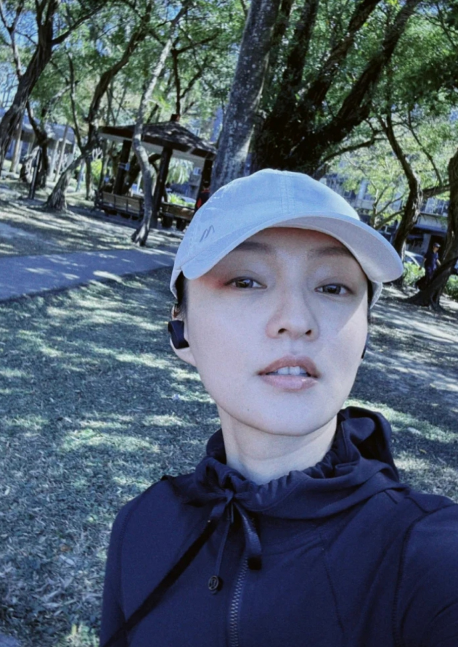 张韶涵素颜在操场上跑步,自拍照皮肤细腻还有光泽,脸型特别小,和她