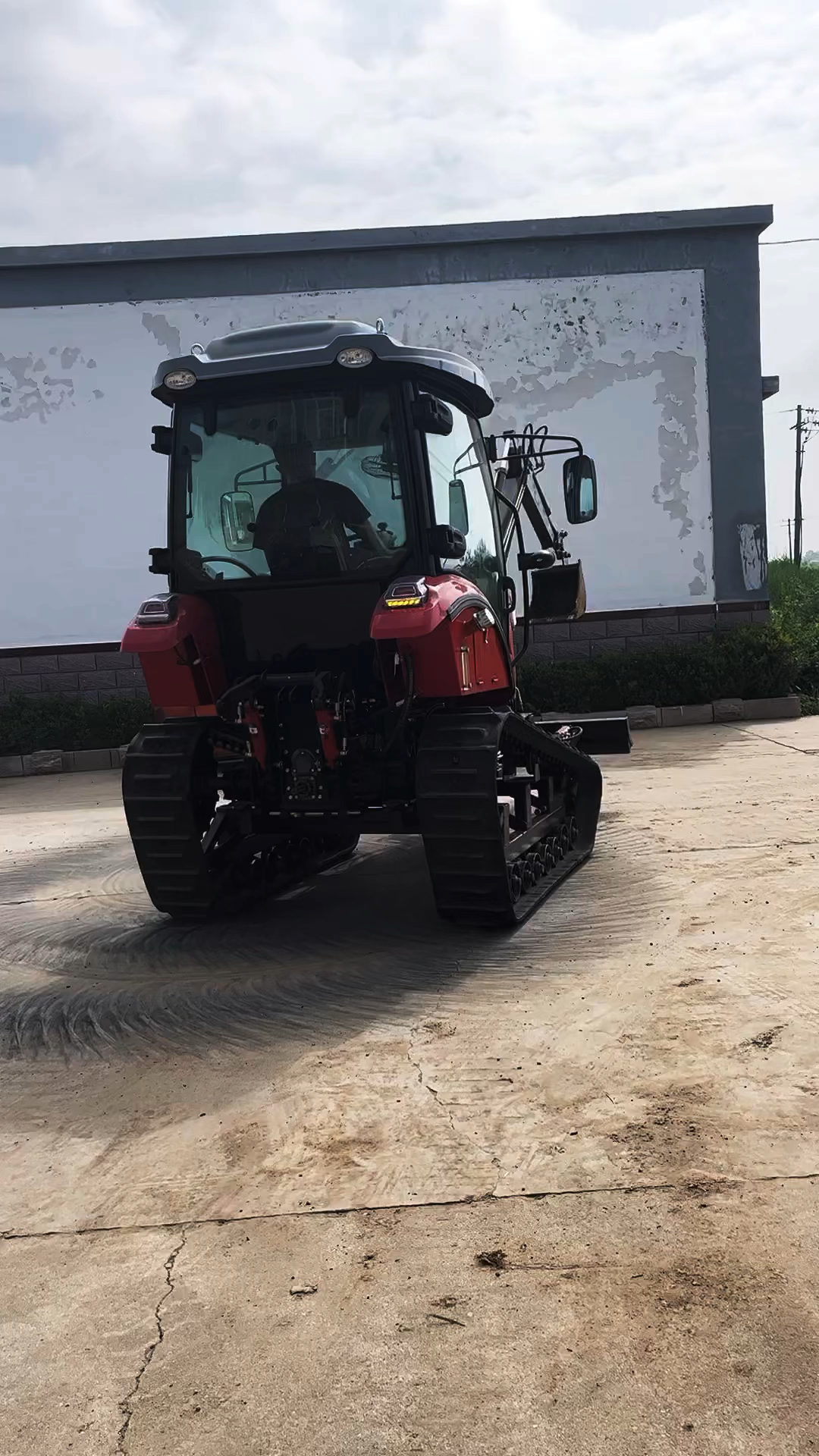 120马力水旱两用履带拖拉机一机多用