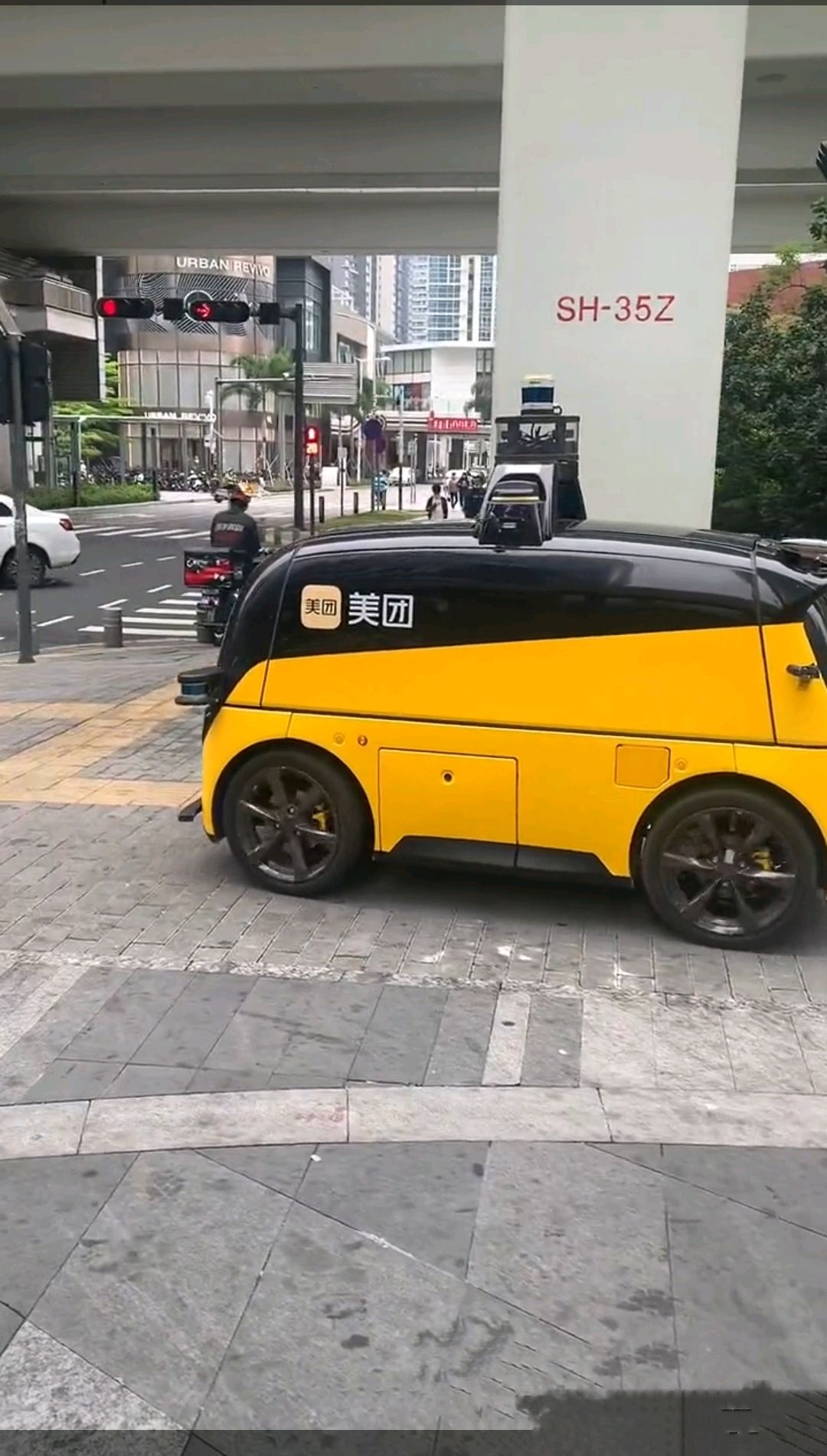美团无人驾驶外卖车,这个亮瞎眼睛了,好像自带有感应器装置