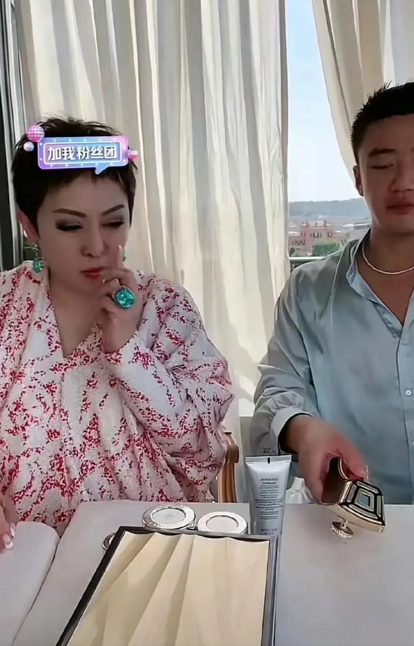 向太直播间里,最惹人注目的一定是她戴的珠宝,个头大的像假的,但人家