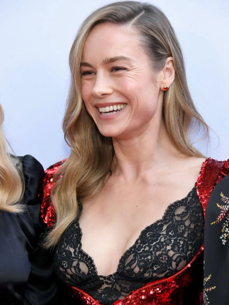 larson,身穿深v蕾丝束腰礼服,身材曼妙,优雅性感 布丽·拉尔森(brie