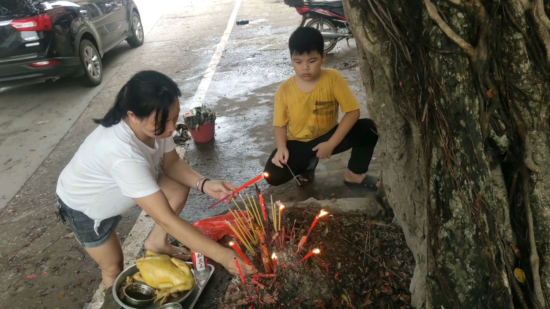 广西灵山陆屋到端午节都有这样的习俗,家家户户都杀鸡去拜神