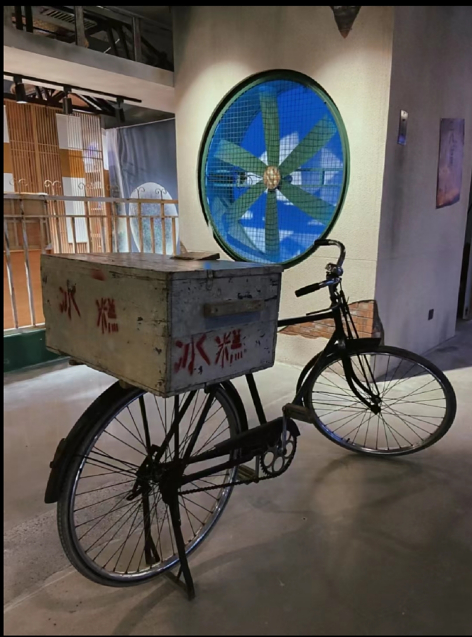 八十年代老物件,骑着二八大杠自行车卖雪糕,那时候,冰棍便宜,五分钱三