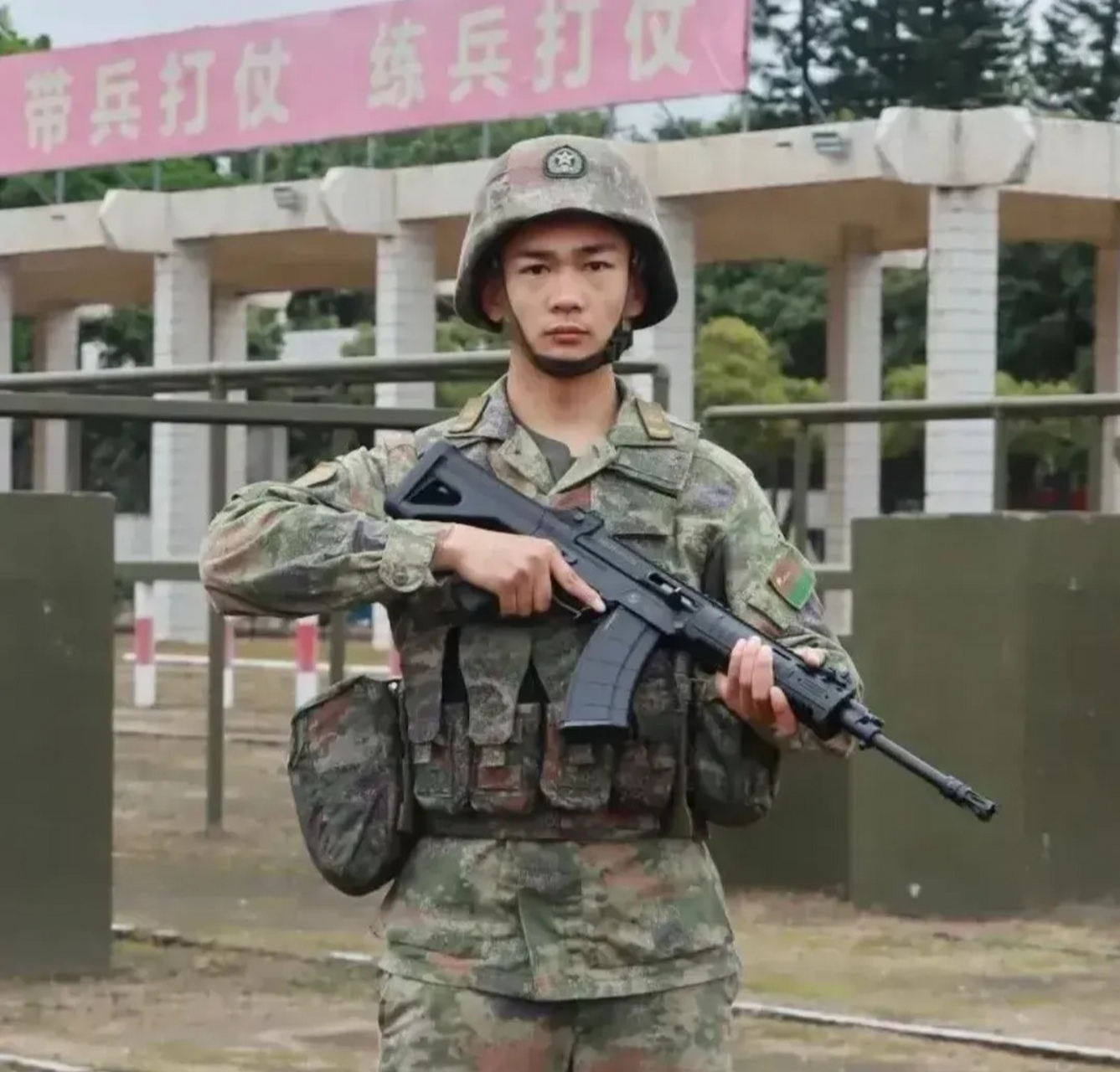 解放军新型单兵装具与21式作训服相得益彰,充分体现了我军向实战聚焦