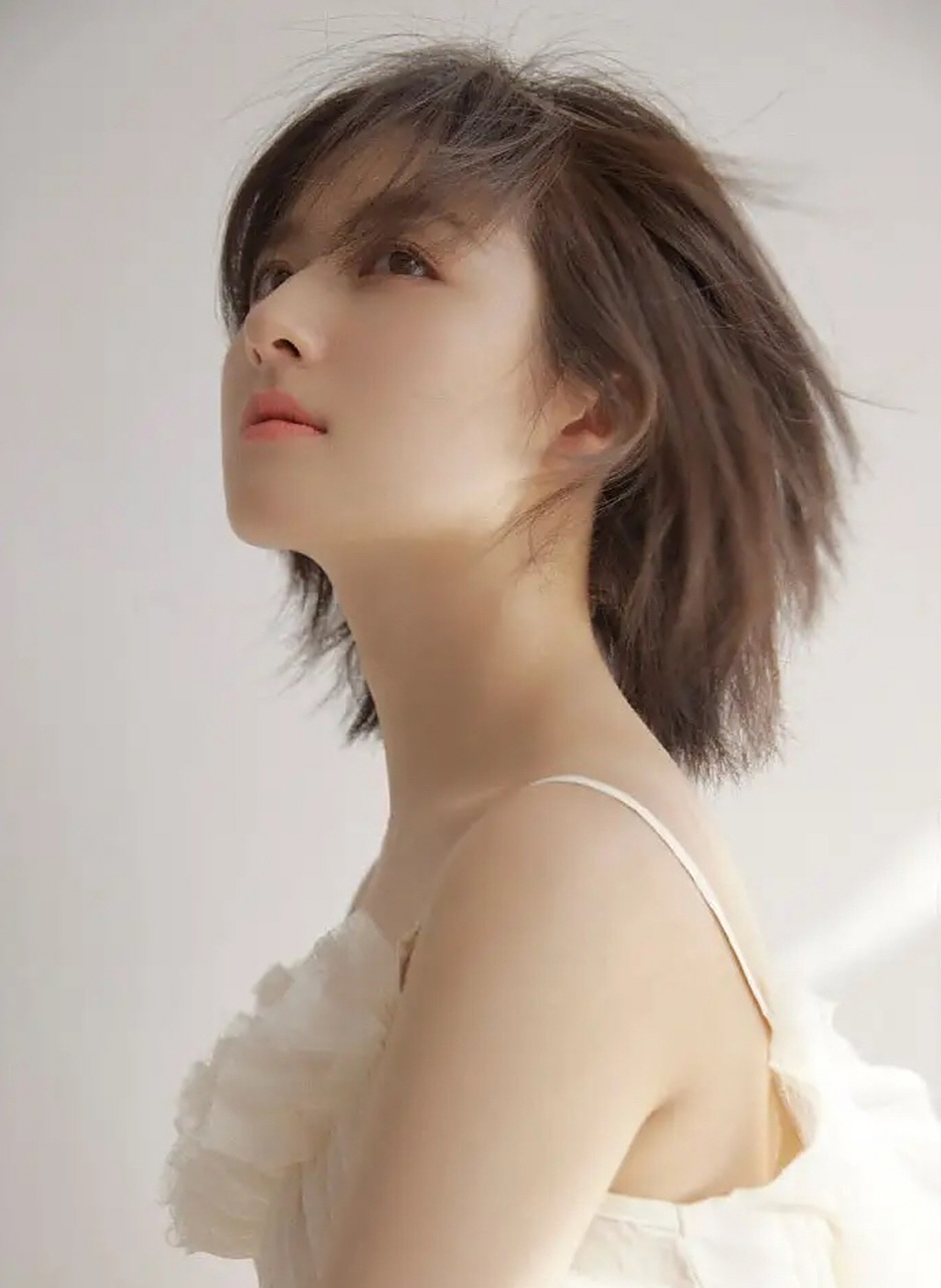 李兰迪干练短发造型,阳光白裙子!