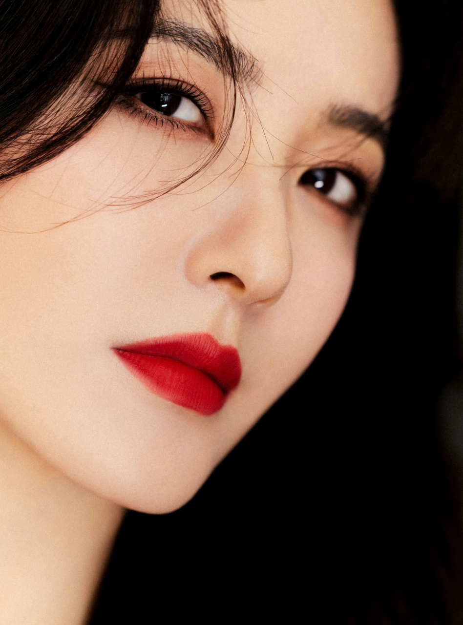 曾黎锁骨##曾黎朱一龙活动后台打招呼# 曾黎姐姐好美啊!