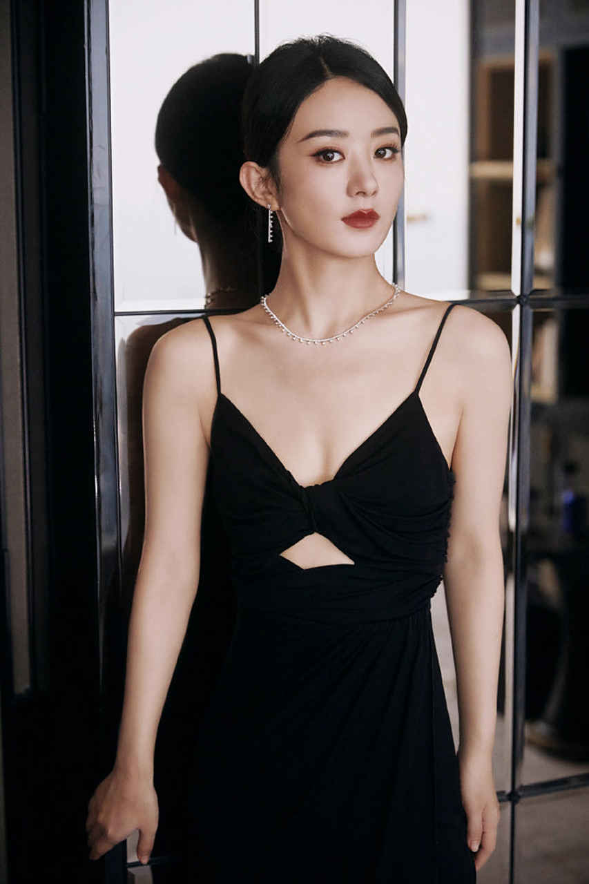 赵丽颖,黑色吊带裙魅力十足!