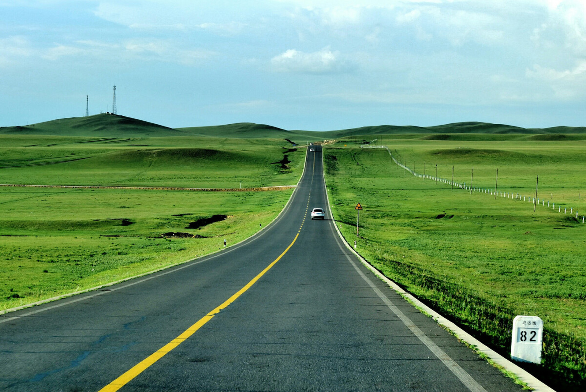 满洲里去往二连浩特的公路,大多都是两车道,路面不是太平,还有一段在