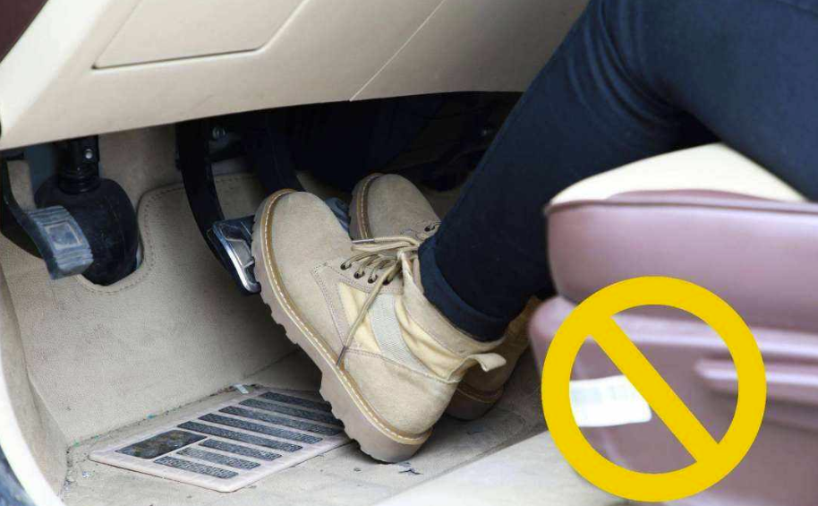 开自动挡的车,可以用左脚踩刹车吗?新手注意别怪老司机没提醒你