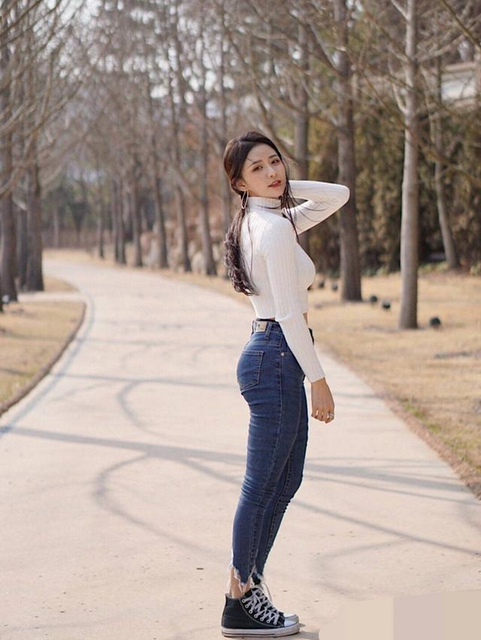 蔡卓宜紧身身蓝色牛仔裤,简单衣服个性穿法尽显时尚感#养眼美女